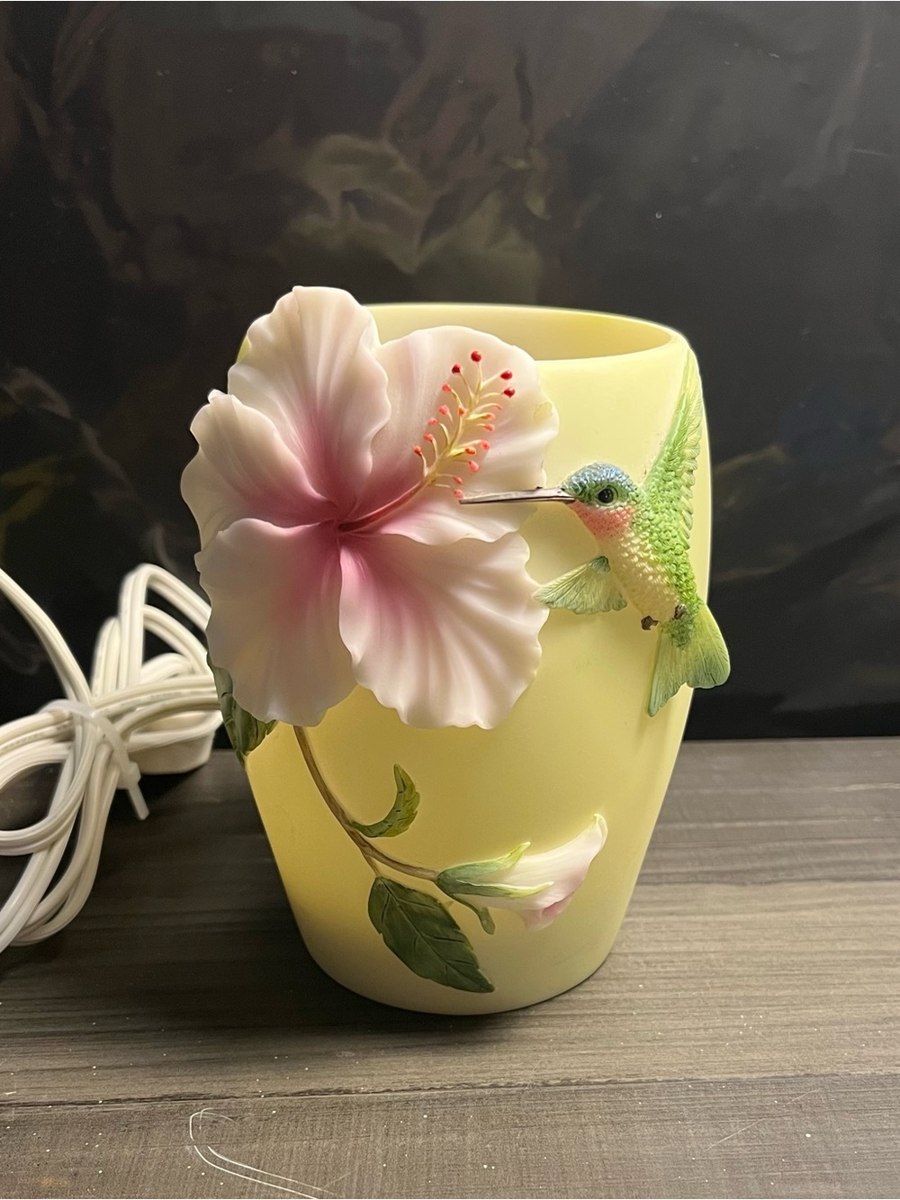 Vintage Yellow Hummingbird & Hibiscus Decorative accent lamp